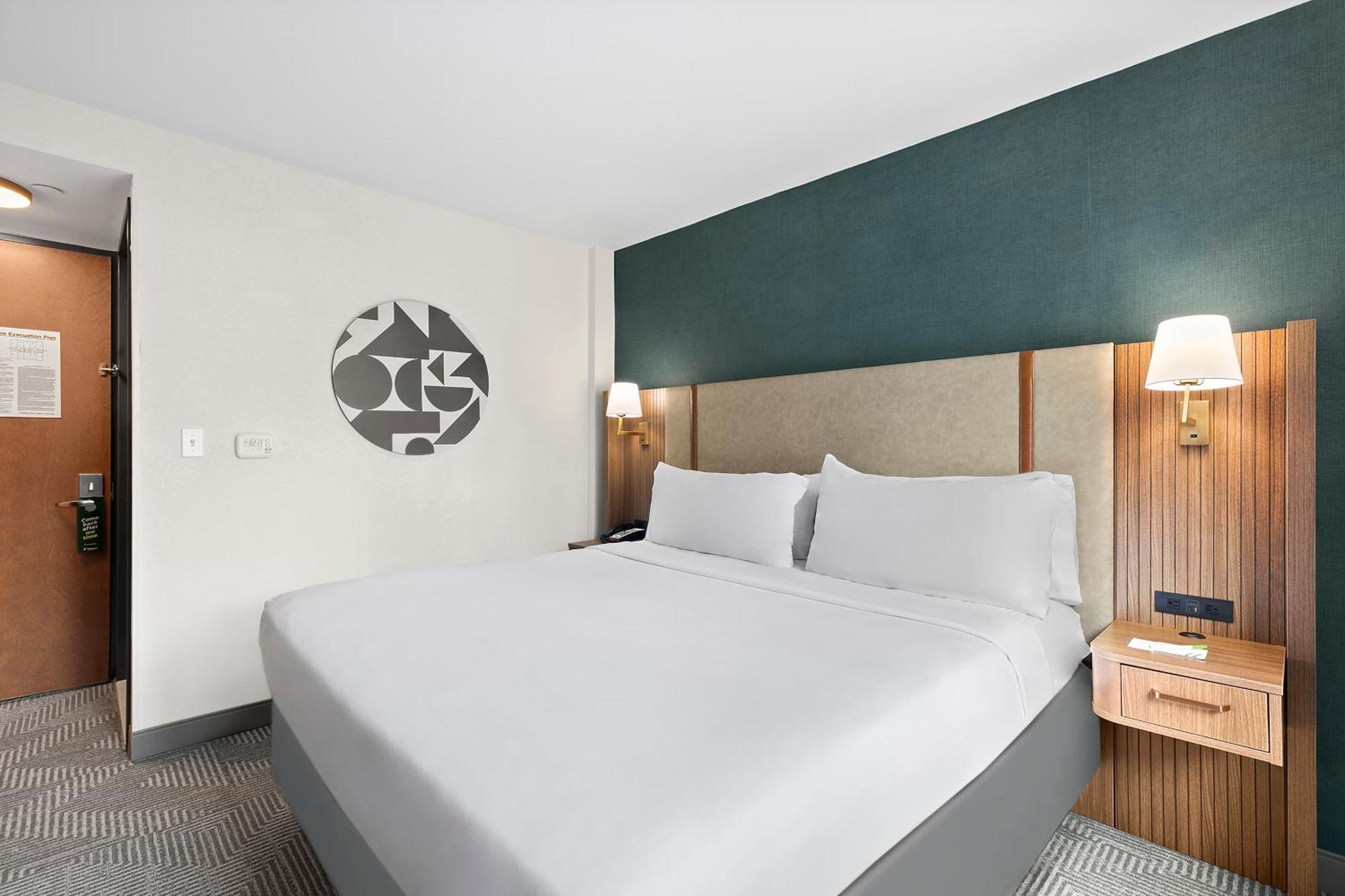 Standaard Kamer met Queensize Bed, Rolstoeltoegankelijke Douche en Communicatiesysteem